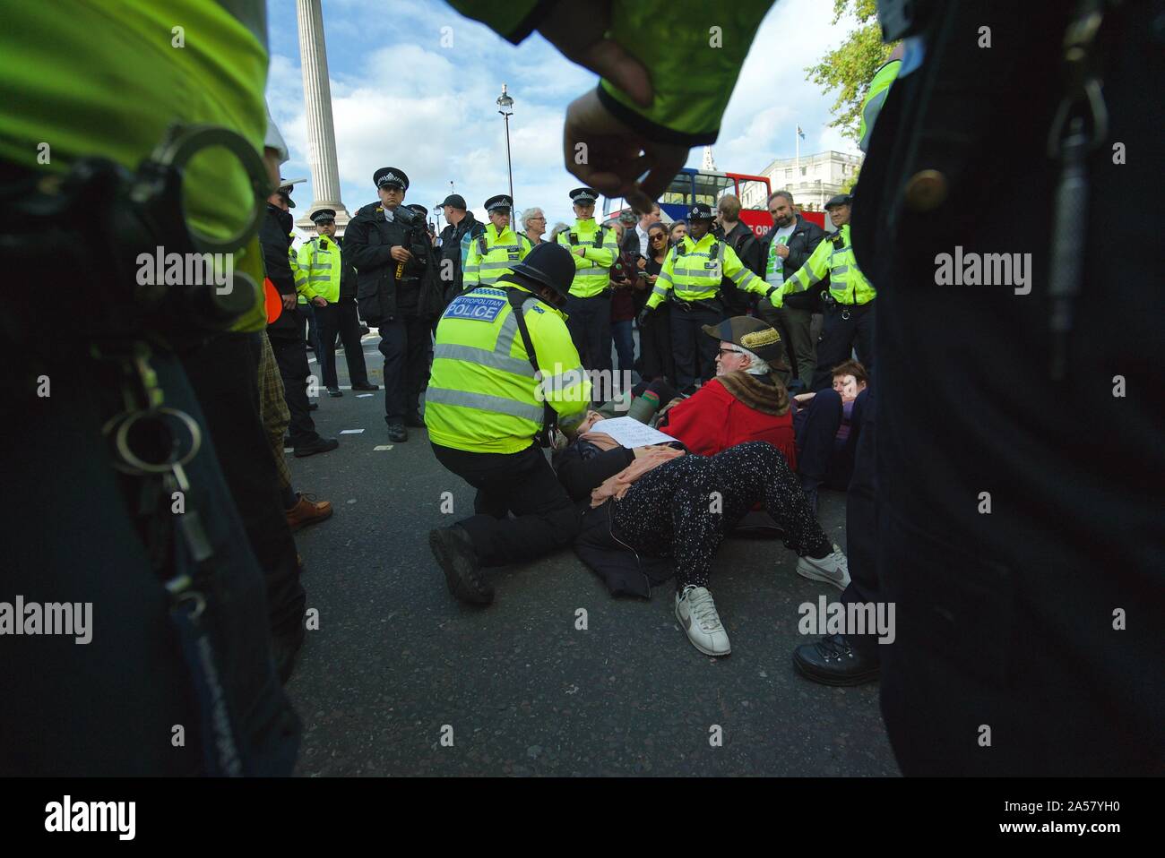 Gli stati di azione per il clima di gruppo la ribellione di estinzione getting arrestato per le proteste in Trafalgar Square a Londra Foto Stock