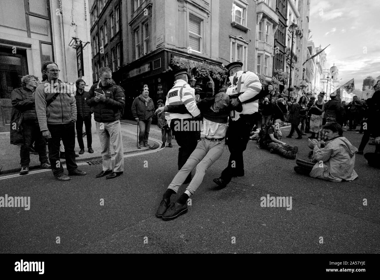 Un membro del clima gruppo di protesta ribellione di estinzione getting arrestato per le proteste in Trafalgar Square a Londra Foto Stock