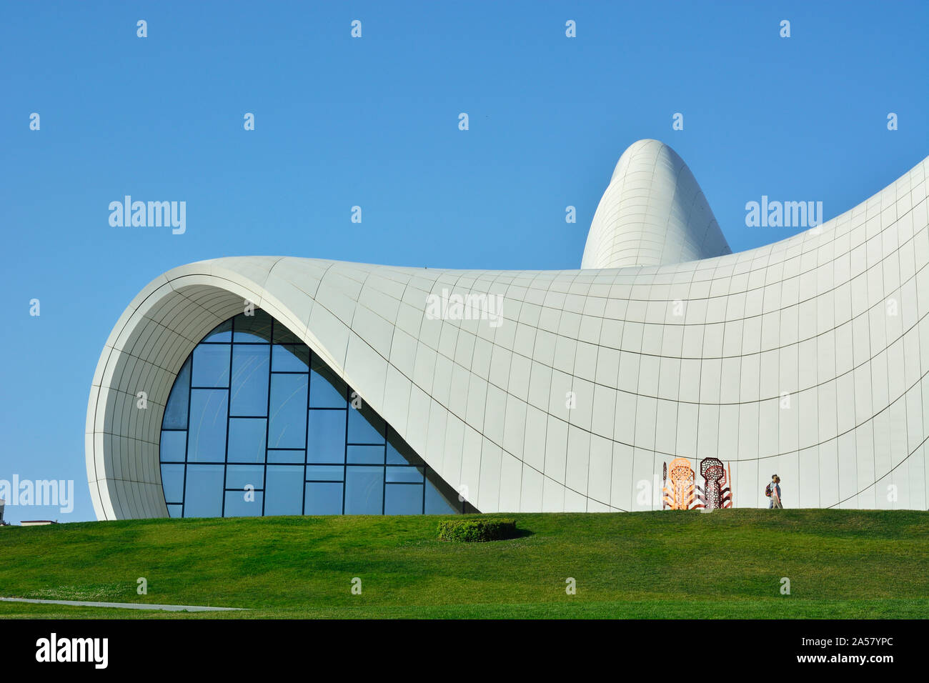 Heydar Aliyev Cultural Center, progettato da Iraqi-British architetto Zaha Hadid. Una biblioteca, il Museo e il centro conferenze a Baku, in Azerbaijan Foto Stock