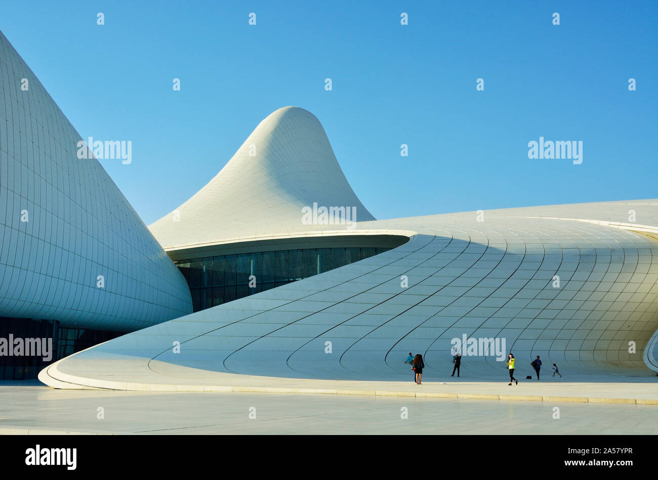 Heydar Aliyev Cultural Center, progettato da Iraqi-British architetto Zaha Hadid. Una biblioteca, il Museo e il centro conferenze a Baku, in Azerbaijan Foto Stock
