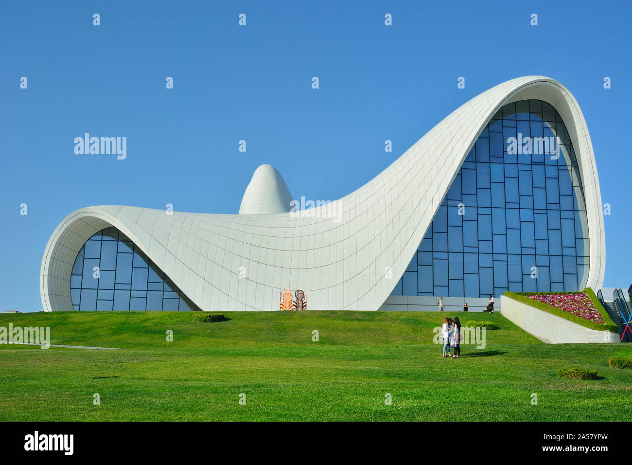 Heydar Aliyev Cultural Center, progettato da Iraqi-British architetto Zaha Hadid. Una biblioteca, il Museo e il centro conferenze a Baku, in Azerbaijan Foto Stock