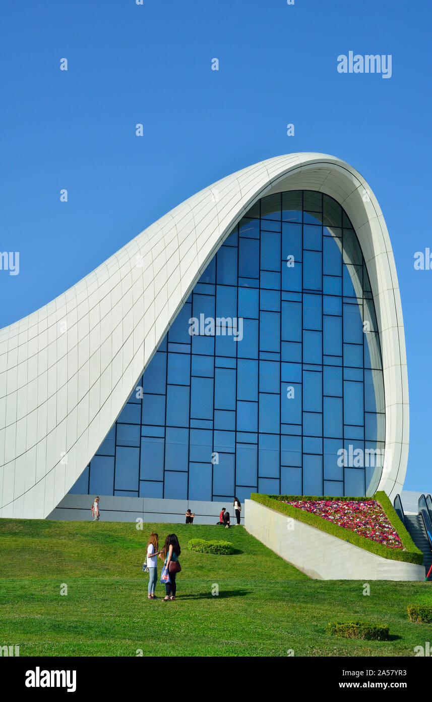 Heydar Aliyev Cultural Center, progettato da Iraqi-British architetto Zaha Hadid. Una biblioteca, il Museo e il centro conferenze a Baku, in Azerbaijan Foto Stock