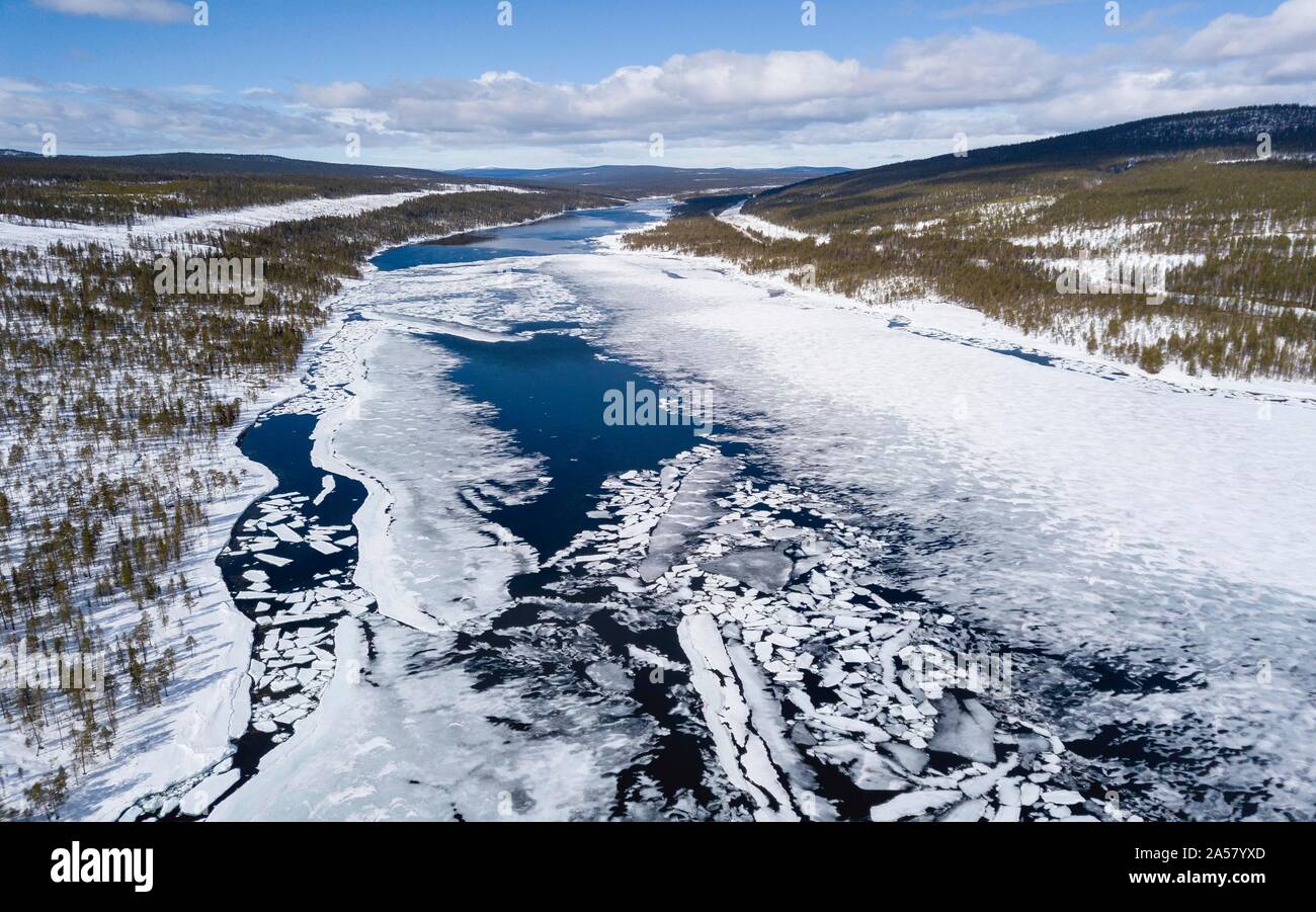 Drone shot, lago ghiacciato con ghiaccio galleggiante floes, Jokkmokk, Norrbottens lan, Svezia Foto Stock