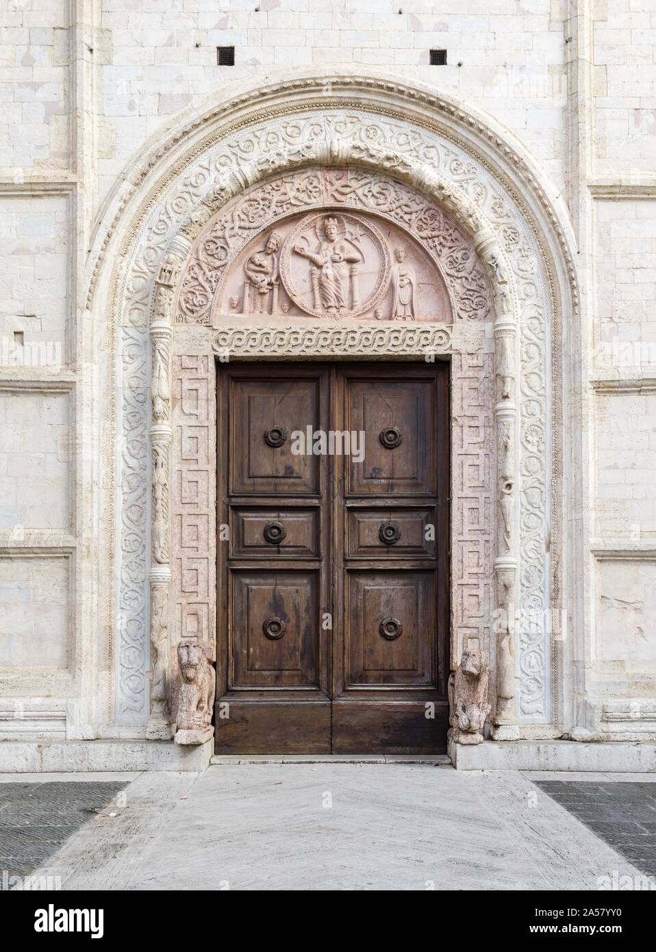 Romanico portale principale, la Cattedrale di San Rufino, Assisi, Provincia Perugia, Umbria, Italia Foto Stock