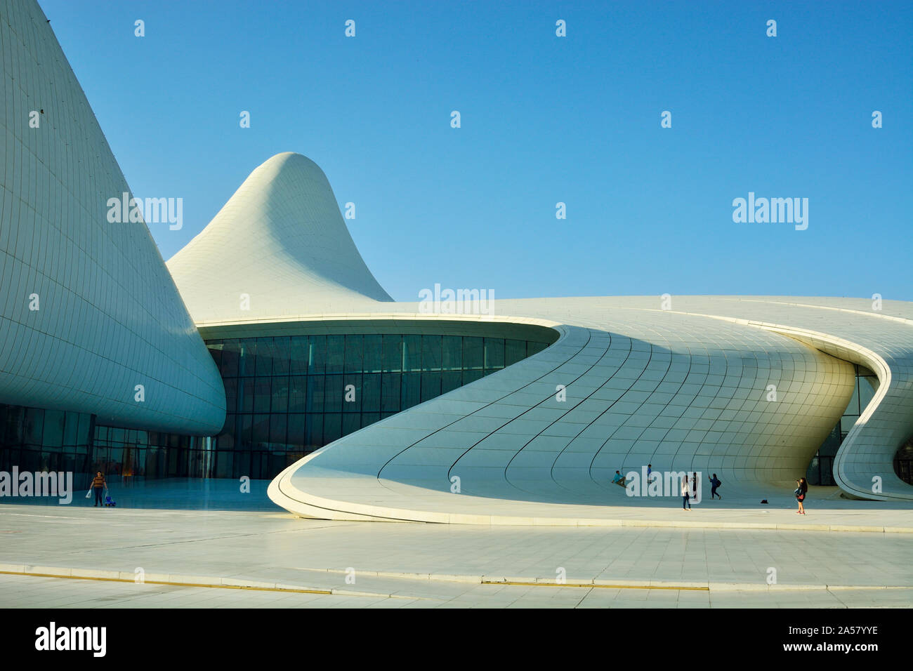 Heydar Aliyev Cultural Center, progettato da Iraqi-British architetto Zaha Hadid. Una biblioteca, il Museo e il centro conferenze a Baku, in Azerbaijan Foto Stock