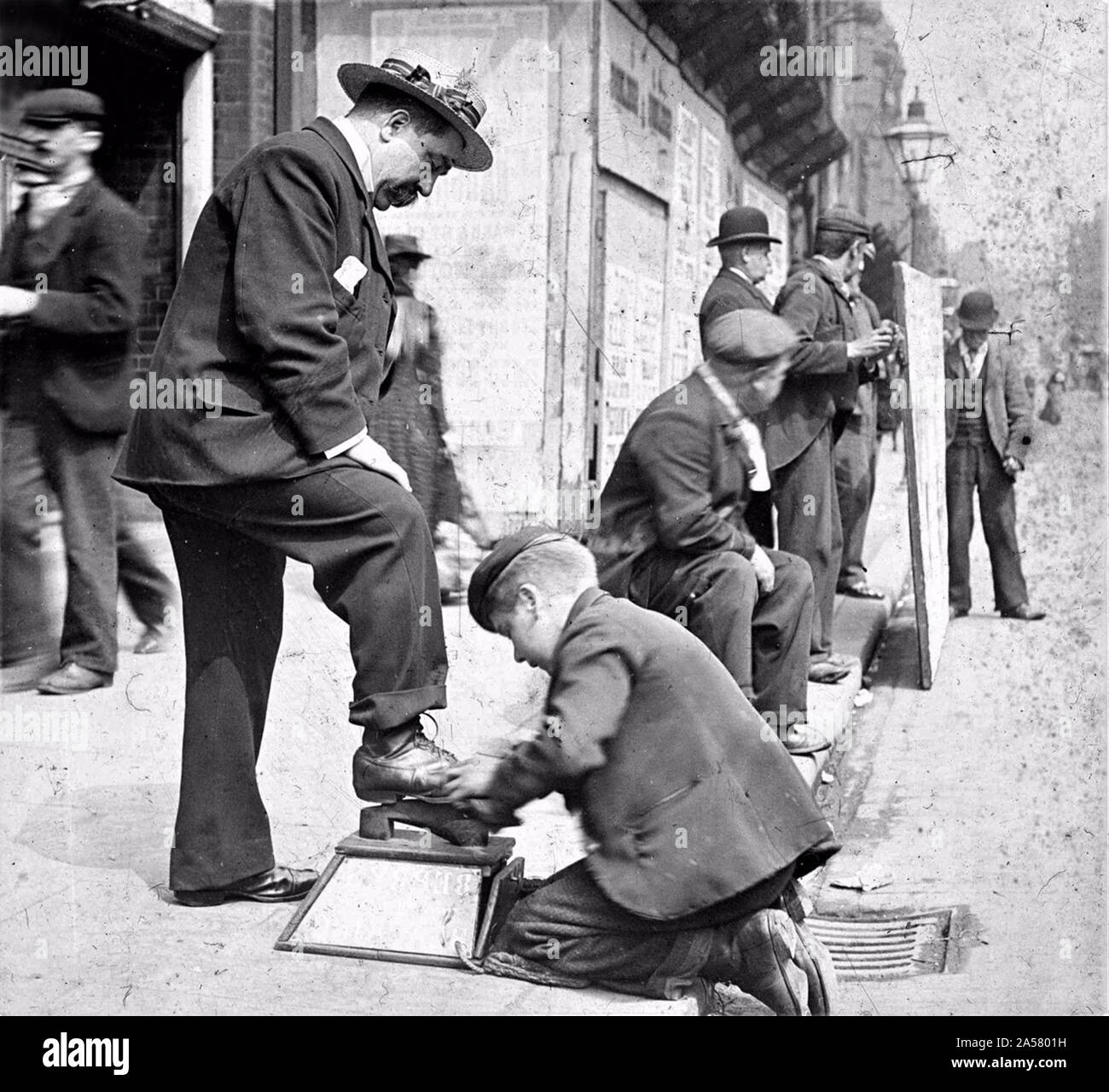 Giovane ragazzo il lustrascarpe per le strade di Nottingham, Gran Bretagna, Regno Unito 1908 Foto Stock