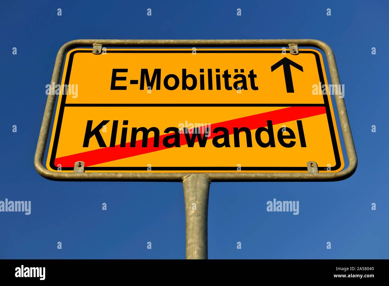La composizione digitale, immagine simbolo di lotta contro il cambiamento climatico attraverso e-mobility, Germania Foto Stock