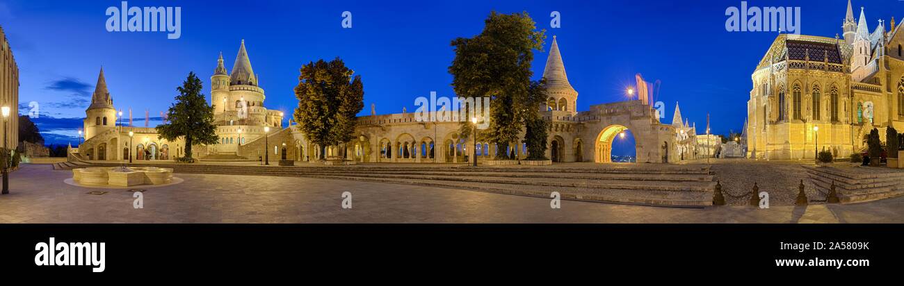 Panorama del Bastione dei Pescatori, illuminato, crepuscolo, Budapest, Ungheria Foto Stock