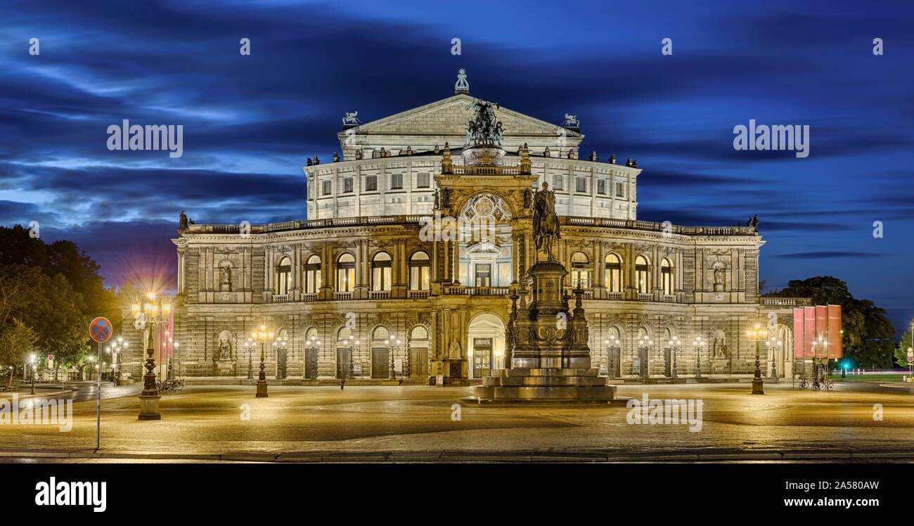 Semperoper, illuminato di sera, Dresda, Sassonia, Germania Foto Stock