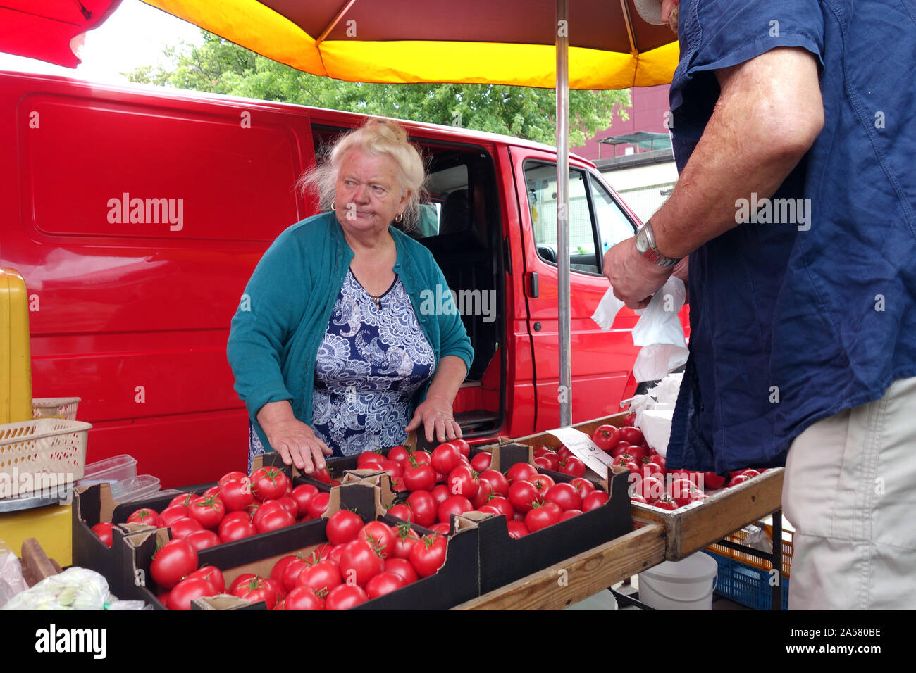 I cibi freschi di mercato e mercato delle pulci a Cracovia Polonia Foto Stock