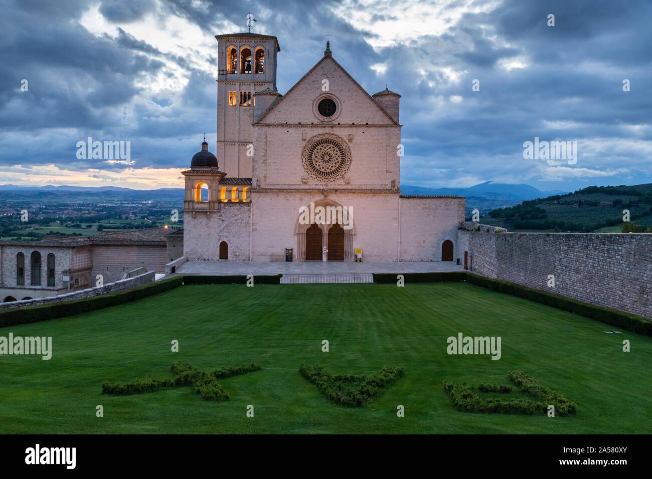 Basilica di San Francesco, crepuscolo, la Chiesa Superiore, Assisi, Umbria, Italia, patrimonio mondiale dell UNESCO Foto Stock