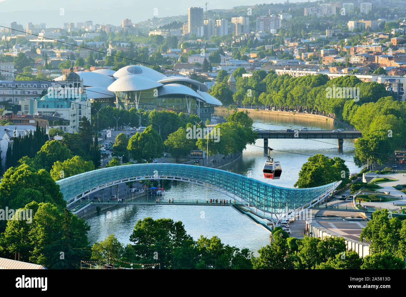 Ponte di Pace e il fiume Mtkvari. La famosa funivia sopra. Tbilisi, Georgia. Caucaso Foto Stock