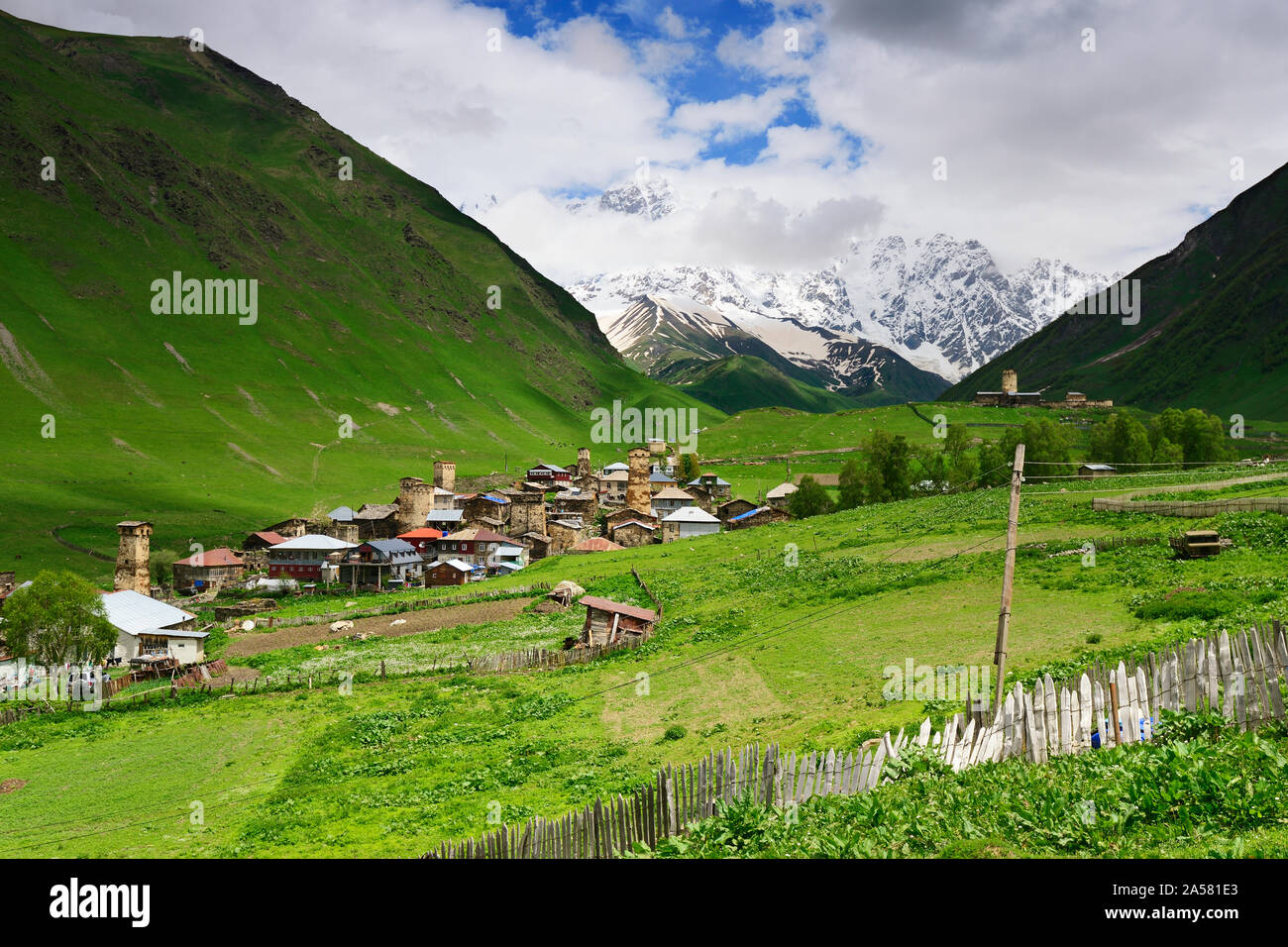 Il villaggio di montagna di Ushguli con il picco Shkhara (5068 m) sullo sfondo. Un sito Patrimonio Mondiale dell'UNESCO. Svanetia superiore, Georgia. Caucaso Foto Stock