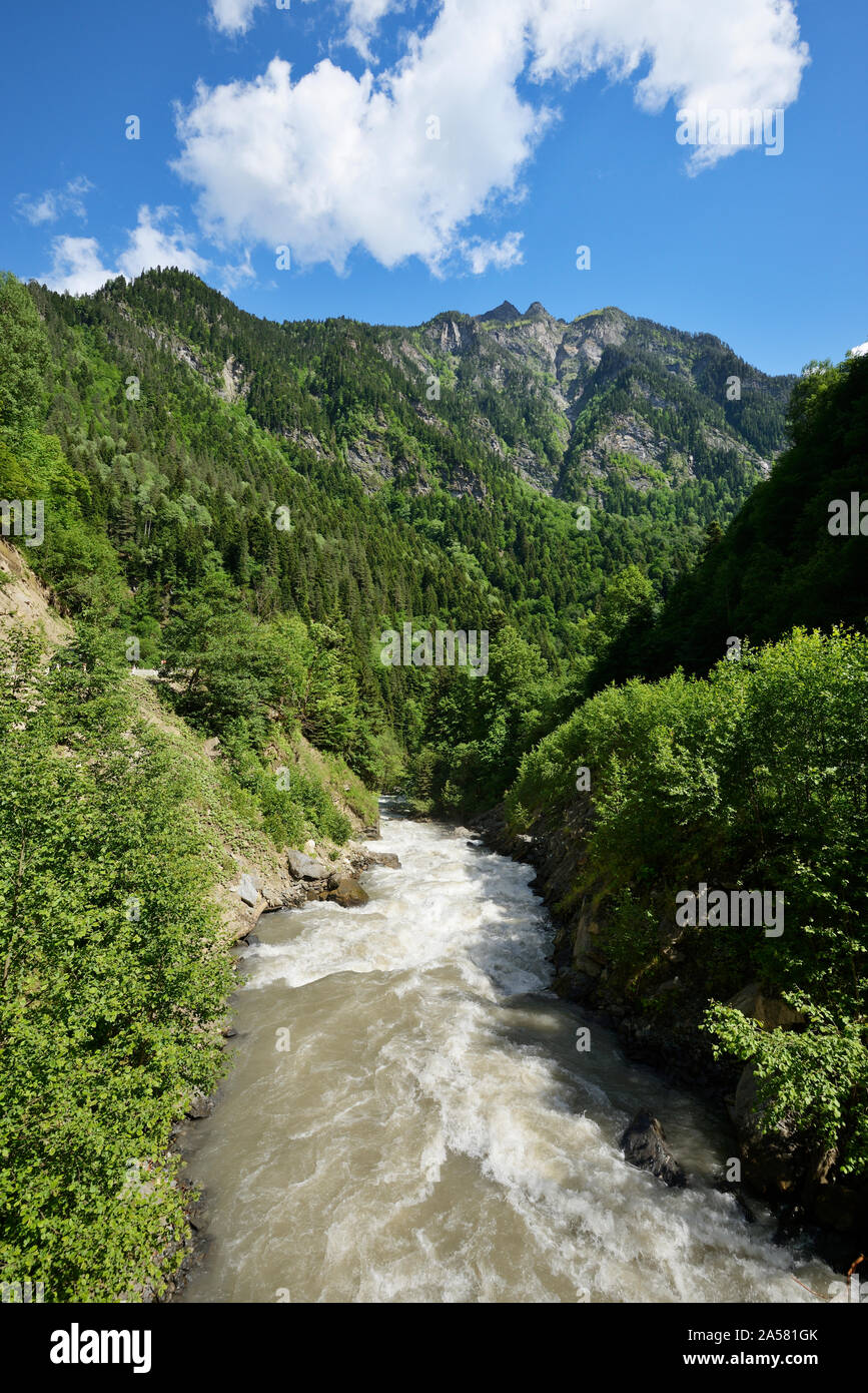 Il possente fiume Enguri. Svanetia superiore, Georgia. Caucaso Foto Stock