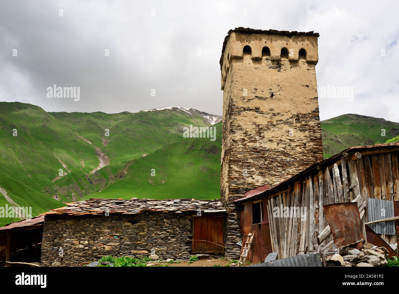 Medievale torre difensiva presso il villaggio di montagna di Ushguli con il picco Shkhara (5068 m) sullo sfondo. Un sito Patrimonio Mondiale dell'UNESCO. Svan superiore Foto Stock
