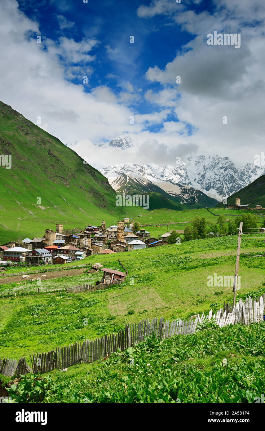 Il villaggio di montagna di Ushguli con il picco Shkhara (5068 m) sullo sfondo. Un sito Patrimonio Mondiale dell'UNESCO. Svanetia superiore, Georgia. Caucaso Foto Stock