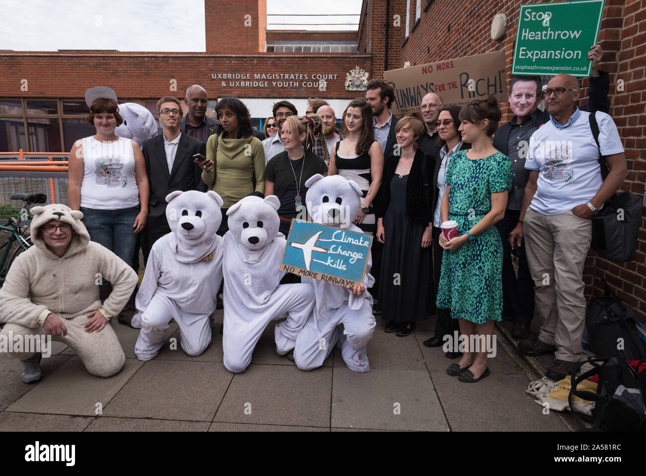Uxbridge Magistrates' Court, Londra, Regno Unito. 19 Agosto, 2015. Intorno a 30 anti-Aeroporto di manifestanti di espansione e ben wishers, alcuni vestiti come orso polare Foto Stock
