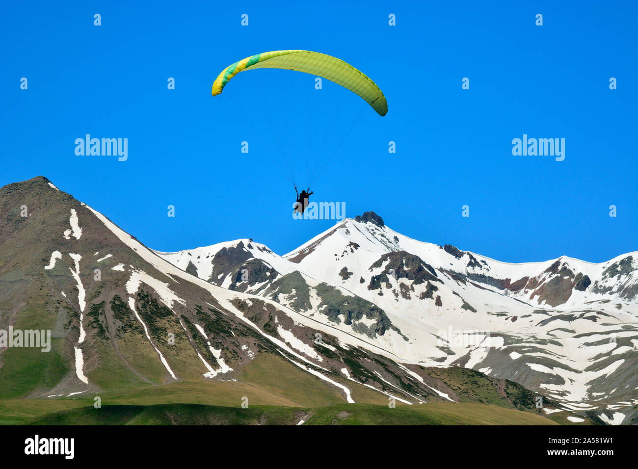 Parapendio a Jvari Pass. Kazbegi regione. Georgia e Caucaso Foto Stock