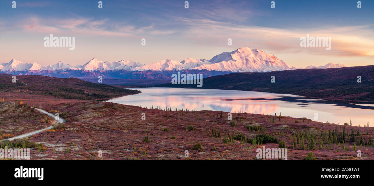 Paesaggio con cime Alaska Range, Denali e meraviglia il lago al tramonto, Parco Nazionale di Denali, Alaska, STATI UNITI D'AMERICA Foto Stock