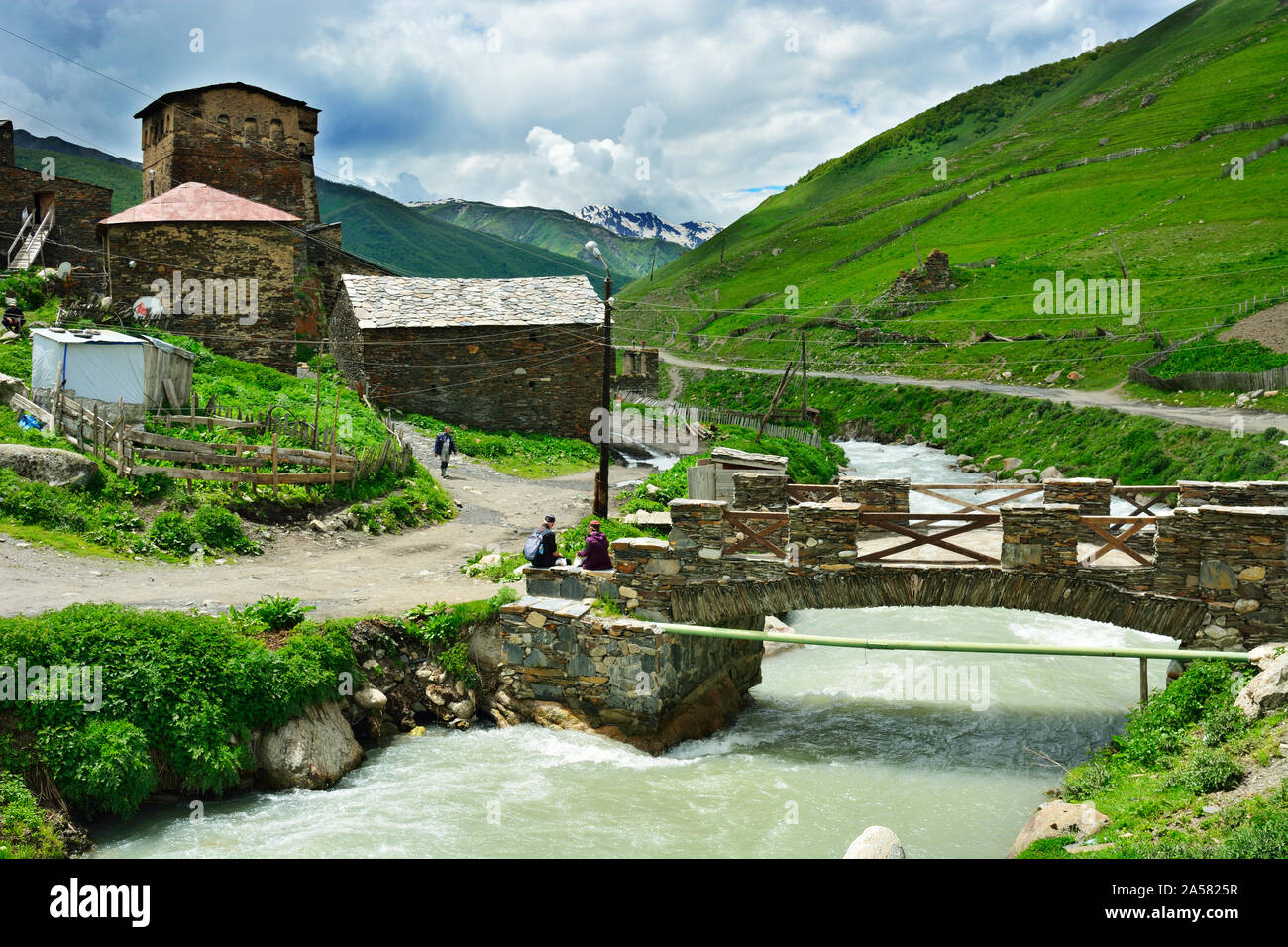 Il villaggio di montagna di Ushguli e il fiume Enguri. Un sito Patrimonio Mondiale dell'UNESCO. Svanetia superiore, Georgia. Caucaso Foto Stock