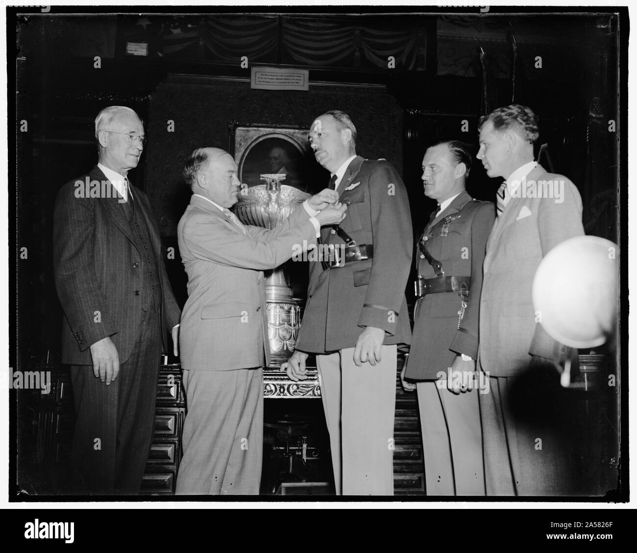 Segretario di guerra esercito presenta volantini con Mackay Trophy. Washington D.C., il 14 ottobre. Come ricompensa per il loro sviluppo e dimostrazione della automatica originale dispositivo di atterraggio per gli aerei, capitani Carl J. gru e George V. Holloman, U.S. Army Air Corps, oggi sono state presentate con la MacKay Trophy per il 1937 dal Segretario della guerra Harry H. Woodring. Le medaglie d'oro, emblematico del Trofeo sono stati presentati i volantini allo stesso tempo. Da sinistra a destra: Charles F. Horner, presidente nazionale della associazione aeronautica Foto Stock