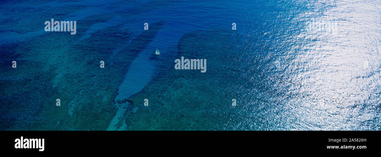 Vista aerea del mare con barca a vela, Isole Hawaii, STATI UNITI D'AMERICA Foto Stock