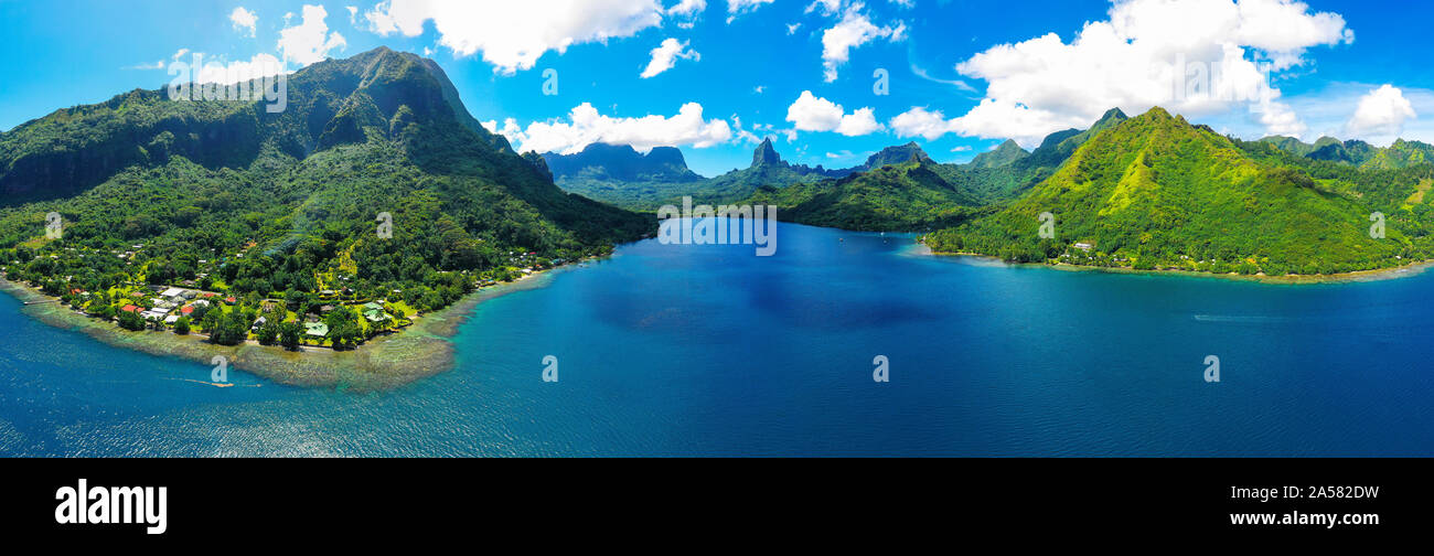 Paesaggio tropicale con montagne sulla costa e baia Opunohu, Moorea, Isole della Società, Polinesia Francese Foto Stock