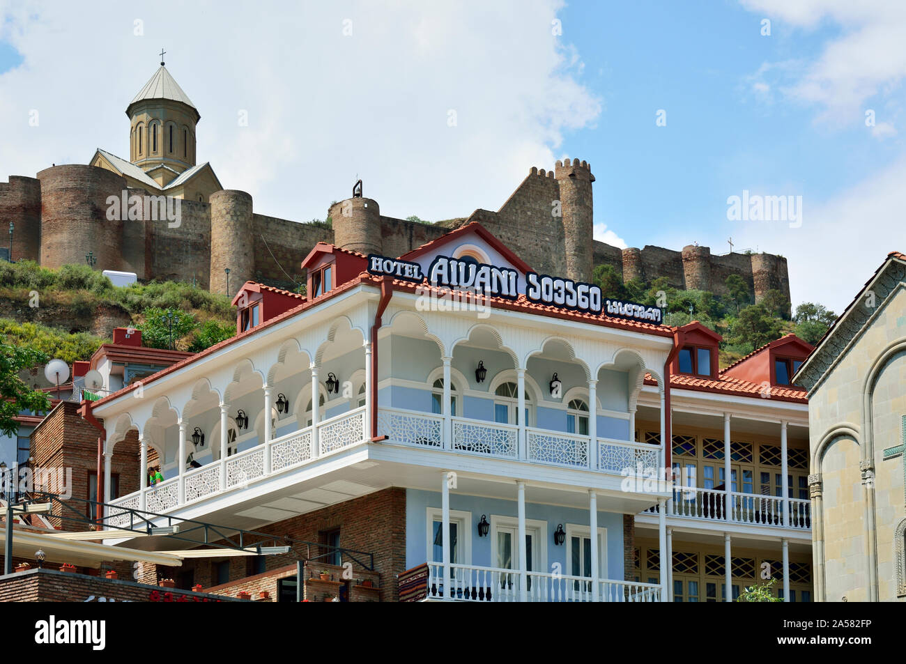 Case tradizionali e di Narikala di fortezza. Città vecchia di Tbilisi, Georgia. Caucaso Foto Stock