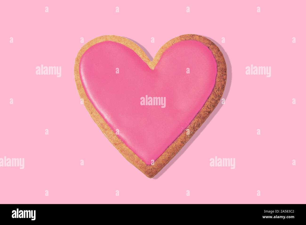 Decorate a forma di cuore ad cookie su sfondo rosa, vista dall'alto. Il concetto di amore Foto Stock