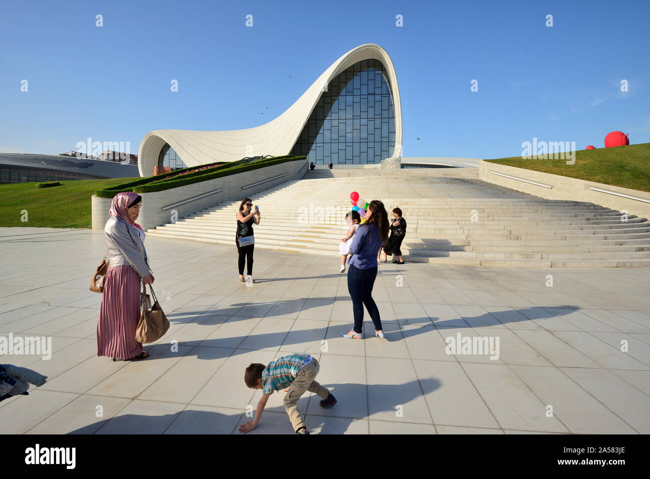 Heydar Aliyev Cultural Center, progettato da Iraqi-British architetto Zaha Hadid. Una biblioteca, il Museo e il centro conferenze a Baku, in Azerbaijan Foto Stock