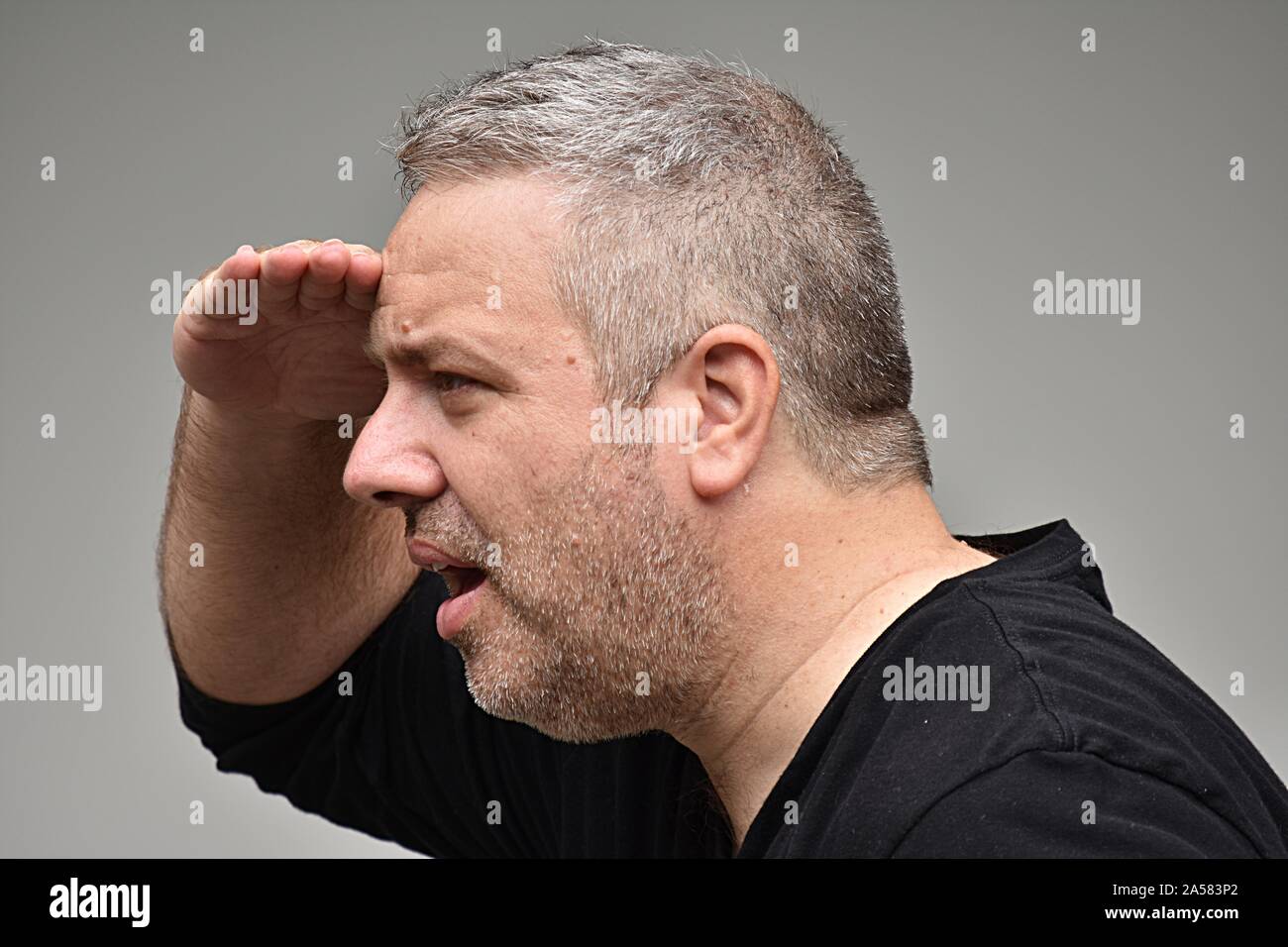 Un maschio adulto ricerca Foto Stock