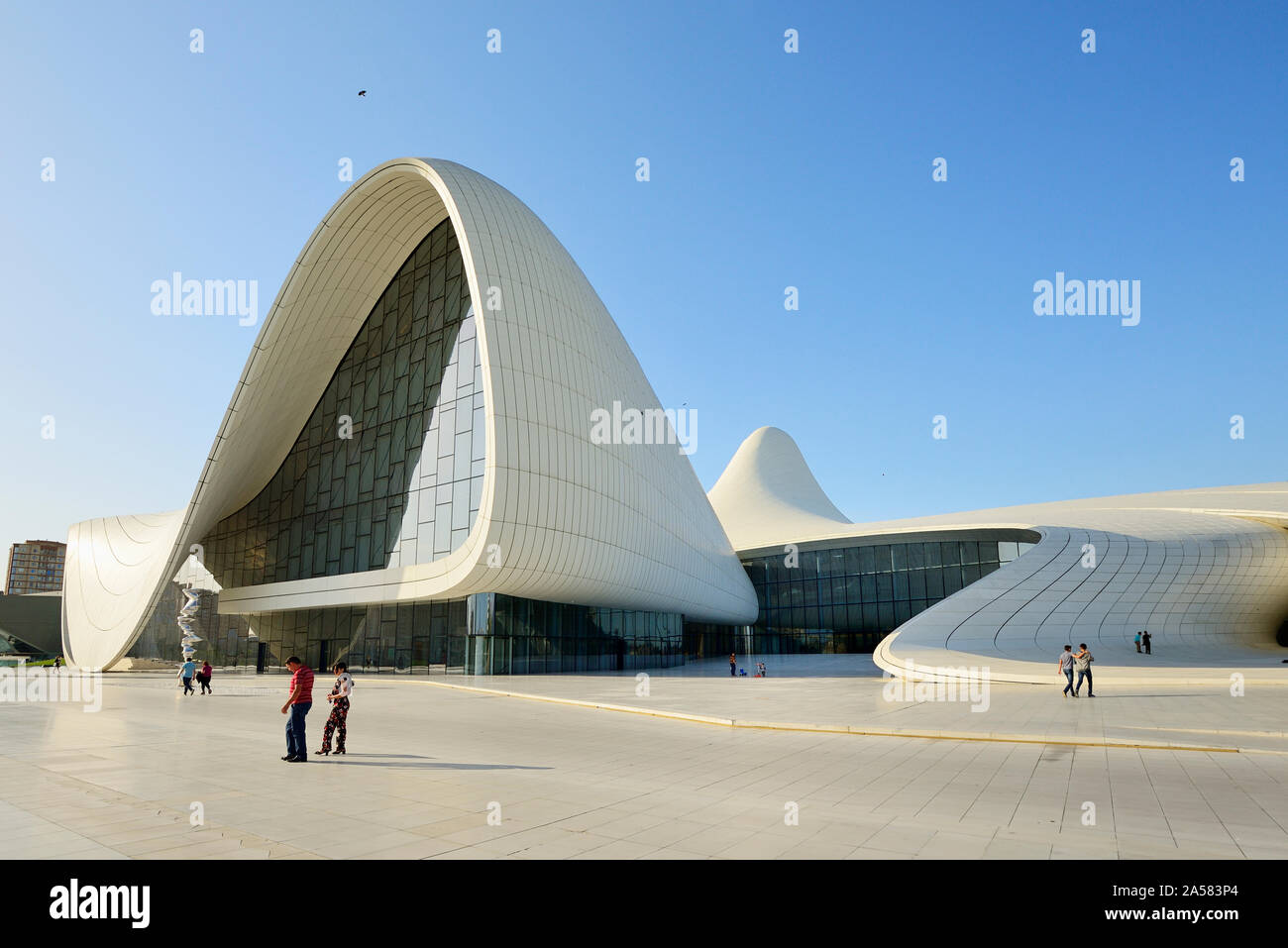 Heydar Aliyev Cultural Center, progettato da Iraqi-British architetto Zaha Hadid. Una biblioteca, il Museo e il centro conferenze a Baku, in Azerbaijan Foto Stock