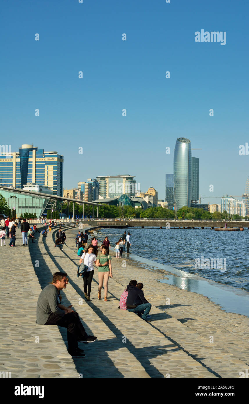 La vita di strada al Bulvar, città boulevard rivolto verso il Mar Caspio. Baku in Azerbaijan Foto Stock
