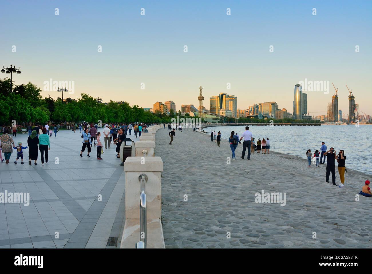 La vita di strada al Bulvar, città boulevard rivolto verso il Mar Caspio. Baku in Azerbaijan Foto Stock