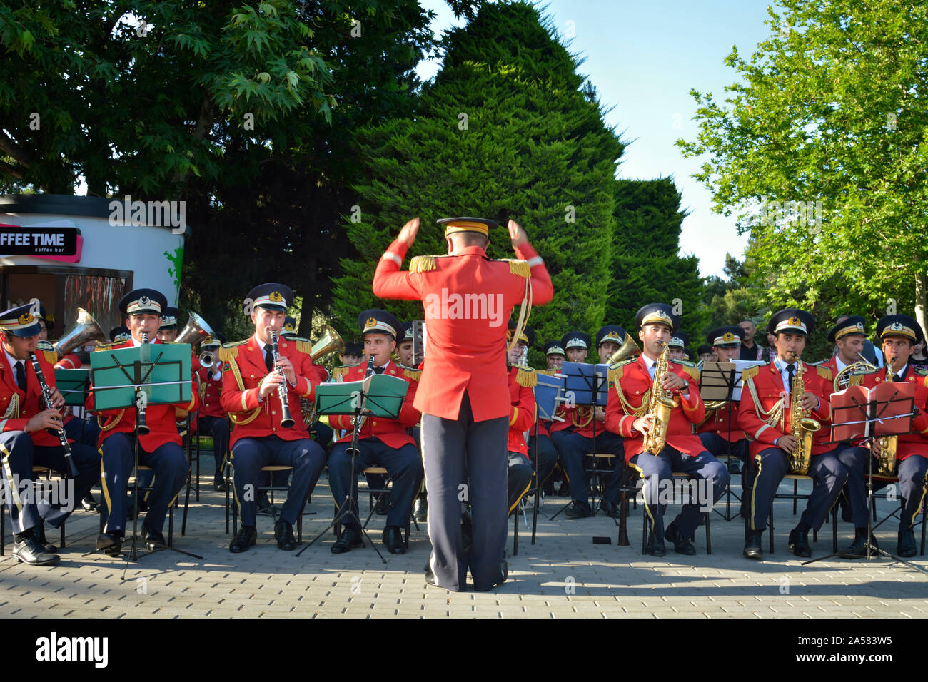 Una band musicale riprodotto nell'Bulvar sul giorno della Repubblica. Baku in Azerbaijan Foto Stock