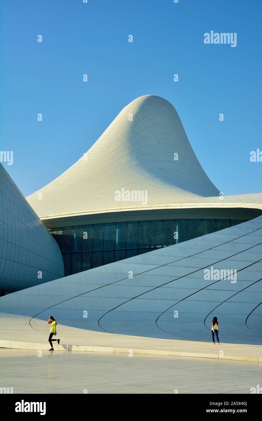 Heydar Aliyev Cultural Center, progettato da Iraqi-British architetto Zaha Hadid. Una biblioteca, il Museo e il centro conferenze a Baku, in Azerbaijan Foto Stock