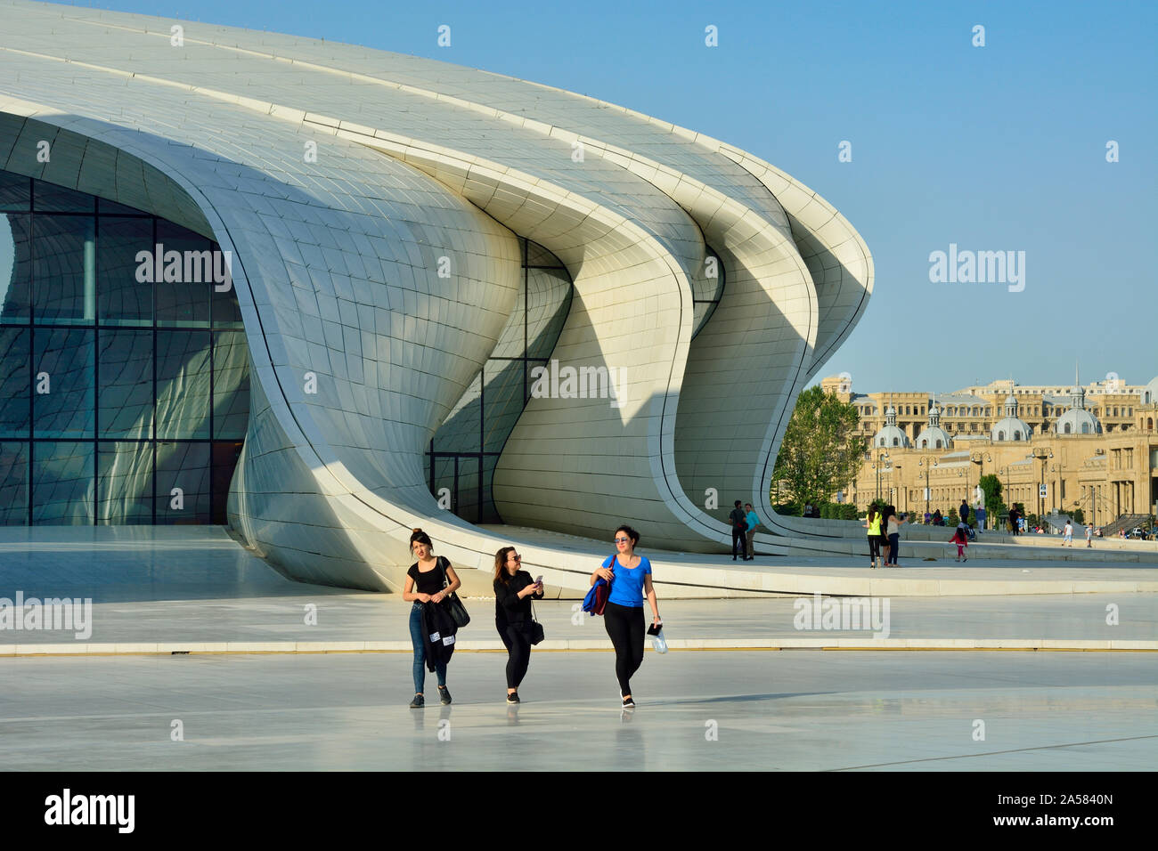 Heydar Aliyev Cultural Center, progettato da Iraqi-British architetto Zaha Hadid. Una biblioteca, il Museo e il centro conferenze a Baku, in Azerbaijan Foto Stock