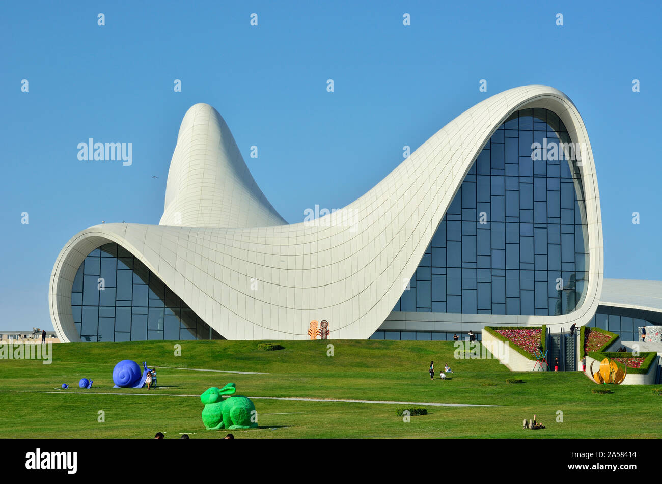 Heydar Aliyev Cultural Center, progettato da Iraqi-British architetto Zaha Hadid. Una biblioteca, il Museo e il centro conferenze a Baku, in Azerbaijan Foto Stock