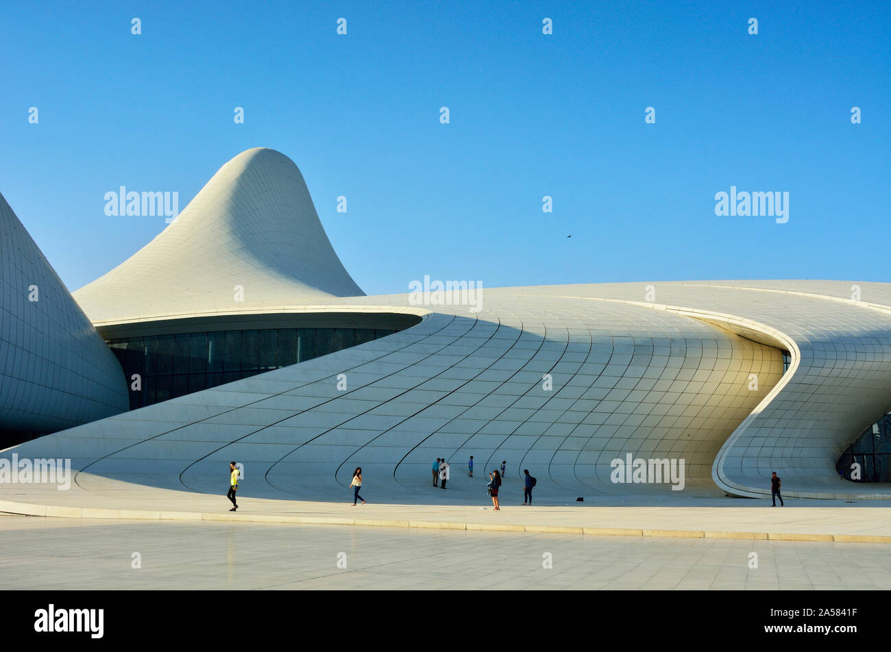 Heydar Aliyev Cultural Center, progettato da Iraqi-British architetto Zaha Hadid. Una biblioteca, il Museo e il centro conferenze a Baku, in Azerbaijan Foto Stock