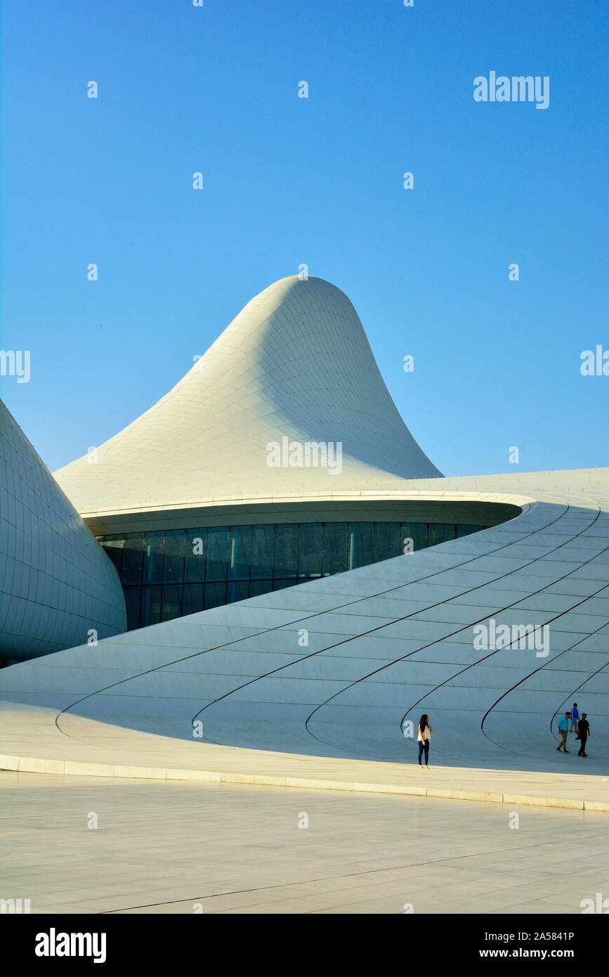 Heydar Aliyev Cultural Center, progettato da Iraqi-British architetto Zaha Hadid. Una biblioteca, il Museo e il centro conferenze a Baku, in Azerbaijan Foto Stock