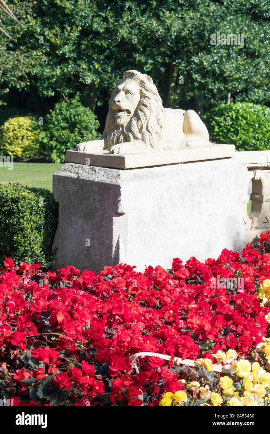 Un leone di pietra scultura in Mowbray Park, Sunderland, Tyne and Wear, England, Regno Unito Foto Stock