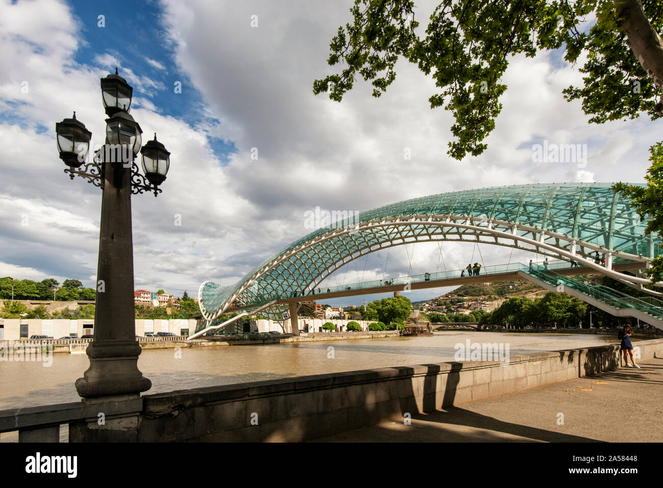 Ponte di Pace e il fiume Mtkvari. Tbilisi, Georgia. Caucaso Foto Stock