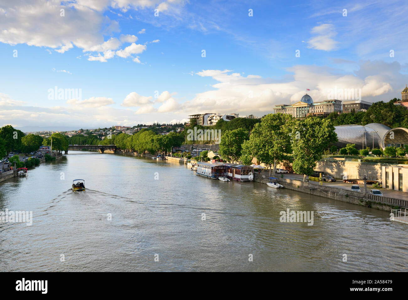 Il fiume Mtkvari. Sulla destra, il Parco Rike Musica Teatro e Sala delle Esposizioni ed il Palazzo Presidenziale. Tbilisi, Georgia. Caucaso Foto Stock