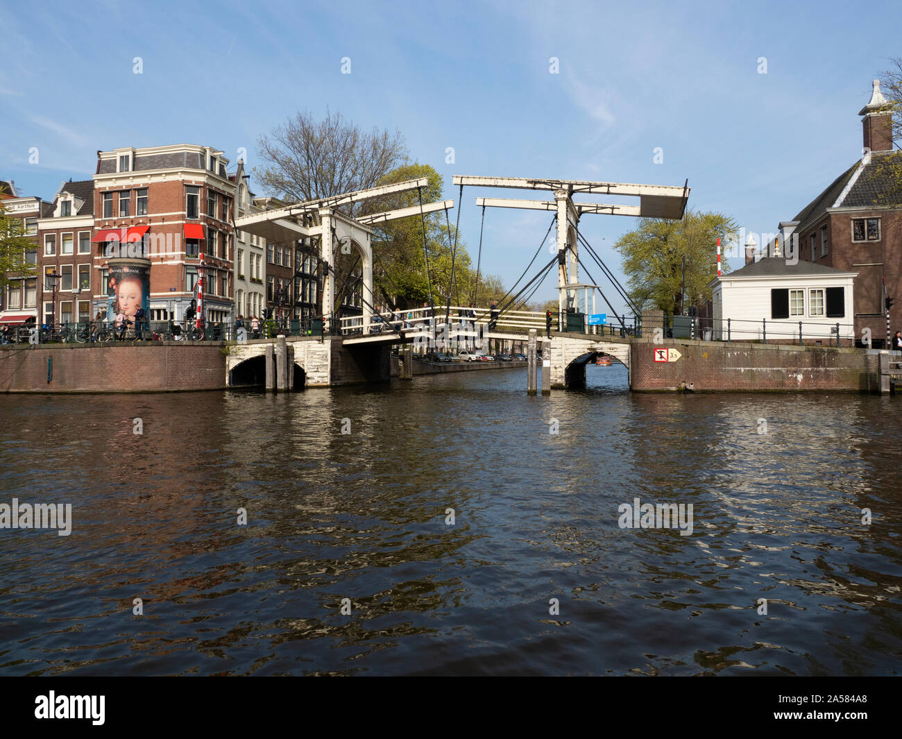 Oltre il ponte levatoio Niewwe Canale Keizergracht, Amsterdam, Olanda Settentrionale, Paesi Bassi Foto Stock