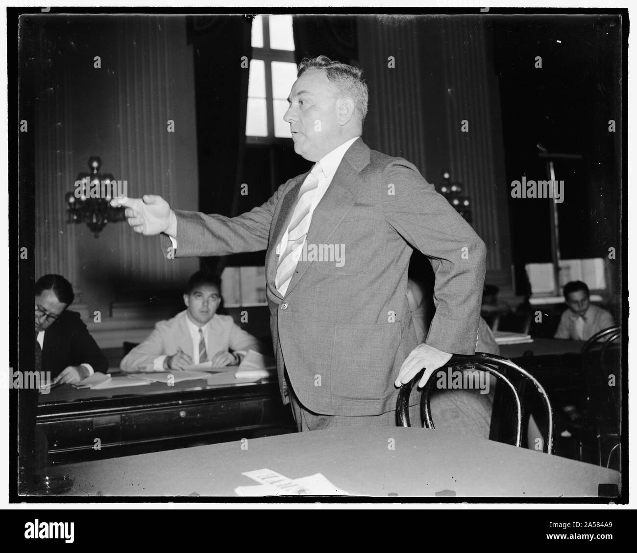 Avverte muore comitato. Washington, 18 agosto. Cessione del lavoro del Dipartimento di file completo su Harry ponti per la casa speciale comitato sulle attività Un-American oggi, Thomas B. calzolaio ha avvertito gli investigatori che la rivelazione del suo contenuto potrebbe sfociare nella violenza a persone coinvolte. Presidente muore detto comitato dovrebbe conformarsi con la richiesta per quanto è possibile come testimoni in ponti inchiesta sono state minacciate. 8/18/38 Foto Stock