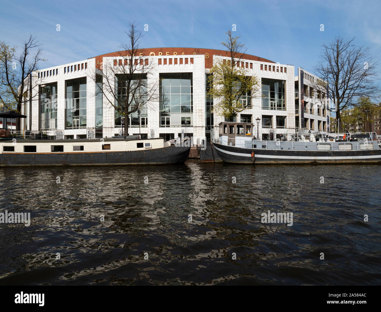 Stopera opera e balletto edificio sul lungomare di fiume Amstel di Amsterdam, Olanda Settentrionale, Paesi Bassi Foto Stock