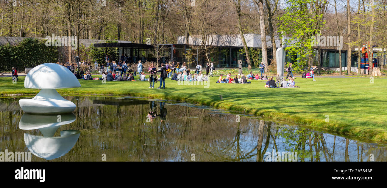 Turisti nel giardino di sculture al di fuori del Museo Kroller-Muller, Otterlo, Gelderland, Paesi Bassi Foto Stock