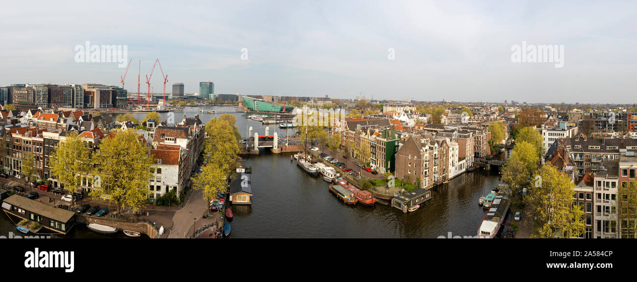Vista aerea shot della città vecchia e i canali con Montelbaanstoren e Ooosterdok, Amsterdam, Olanda Settentrionale, Paesi Bassi Foto Stock