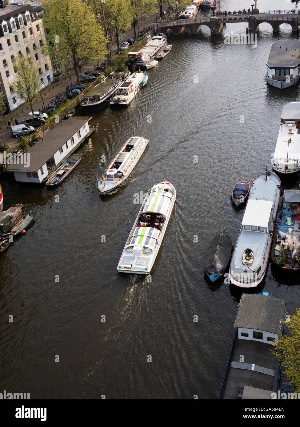 Angolo di alta vista tourboats e case galleggianti lungo Oude Schans canal, Amsterdam, Olanda Settentrionale, Paesi Bassi Foto Stock