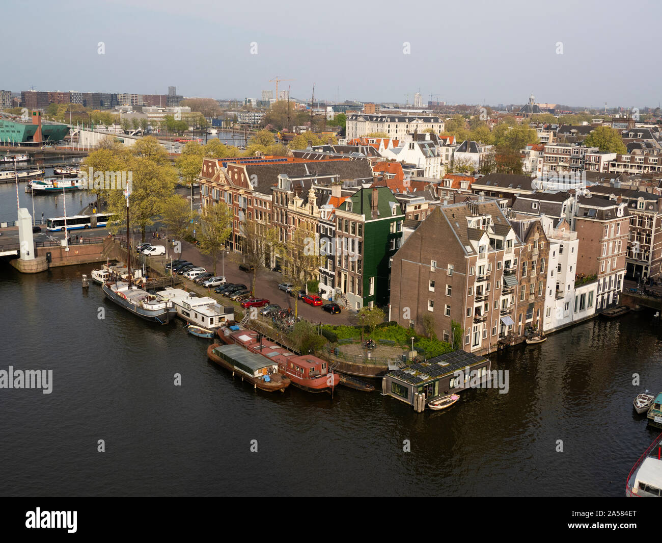 Vista aerea shot della città vecchia e del canale con Montelbaanstoren e Ooosterdok, Amsterdam, Olanda Settentrionale, Paesi Bassi Foto Stock